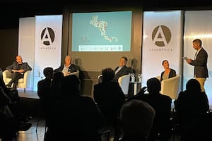 En el centro Mario Vargas Llosa y Sergio Ramírez; a la izquierda, el escritor Carlos Granés; la editora Pilar Reyes, a la derecha; y, de pie, Javier Fernaud, de Casa de América