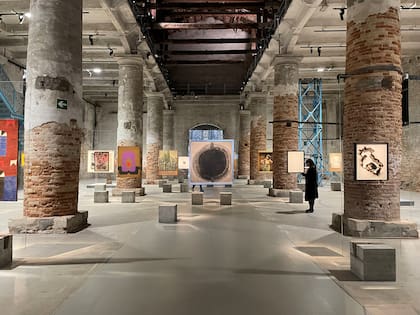 En el centro, obra de Clorindo Testa en la actual edición de la Bienal de Venecia
