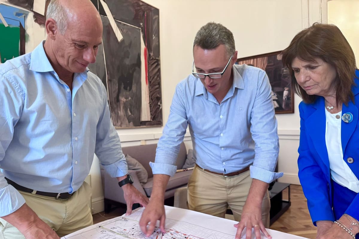 En el centro, Pablo Cornet, el intendente cordobés de Villa Allende, que quiere vallar las calles de noche y recibió el apoyo de Bullrich y Villarruel