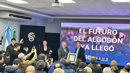 En el centro, Pablo Vaquero (Gensus) y el gobernador de Chaco, Leandro Zdero