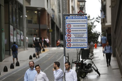 En el centro porteño, desde Retiro hasta el casco histórico, se limitó el ingreso de autos particulares y hay más espacio para caminar