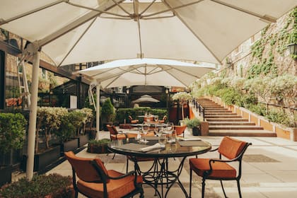 En el Centro porteño se puede hacer un alto y tomar algo en los jardines del InterContinental