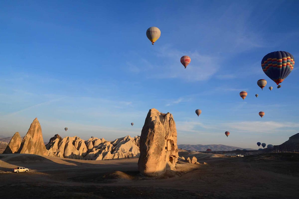 En el centro Turquía un paisaje lunar y la excursión que ya es un clásico: apreciar el asombroso panorama desde la altura, a bordo de globos aerostáticos.