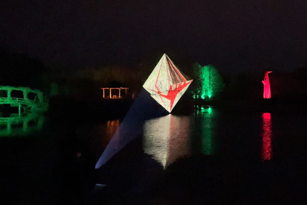 En el centro, versión en holograma de la obra de Miguel Ángel Vidal, tal como se vio en diciembre en el festival XReal