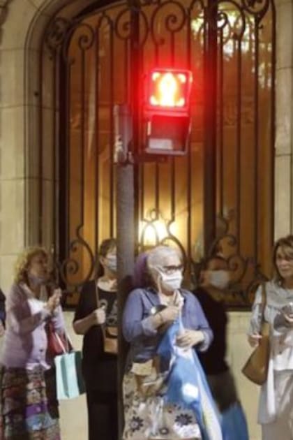 Con la tapa de una cacerola en una mano y una bandera argentina en la otra, Ximena de Tezanos Pinto se sumó a la manifestación en la puerta de su departamento