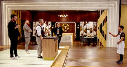 En el centro y al fondo, Santiago Del Moro de pie desde la estación donde usualmente conduce MasterChef Celebrity (Telefe)