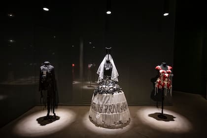 En el centro ya la derecha, las piezas del colectivo Therapy Recycle and Exorcise exhibidas en la muestra "Vestir Mundos" que pasaron a integrar la colección del Moderno