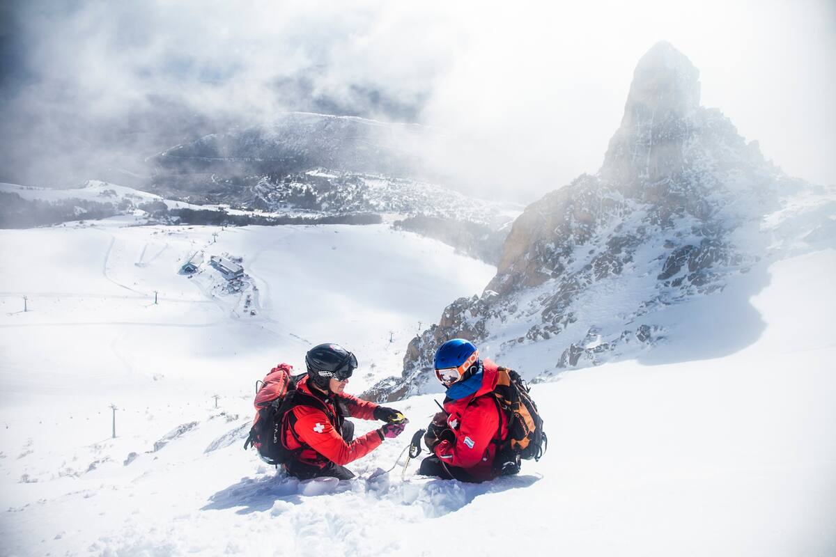 En el Cerro Catedral, un equipo de 33 pisteros vela por la seguridad de los esquiadores desde el amanecer al cierre