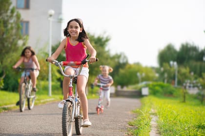 En el cine y la televisión existe un género reconocible apenas aparece: chicos en bicicleta, lejos del mundo adulto, en barrios tranquilos donde algo extraño irrumpe