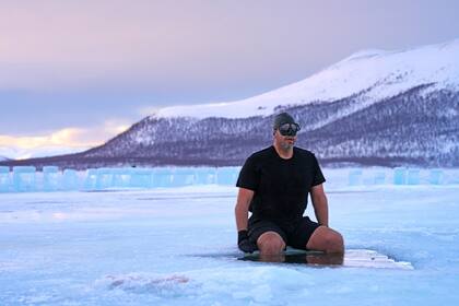 En el Círculo Polar Ártico, Blaine probó su capacidad de resistencia en las aguas heladas de un fiordo congelado