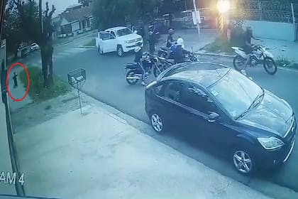 En el círculo rojo, el chico de 10 años arrodillado y con las manos levantadas mientras la banda de "motopirañas" le roban la camioneta a su padre, en Aldo Bonzi