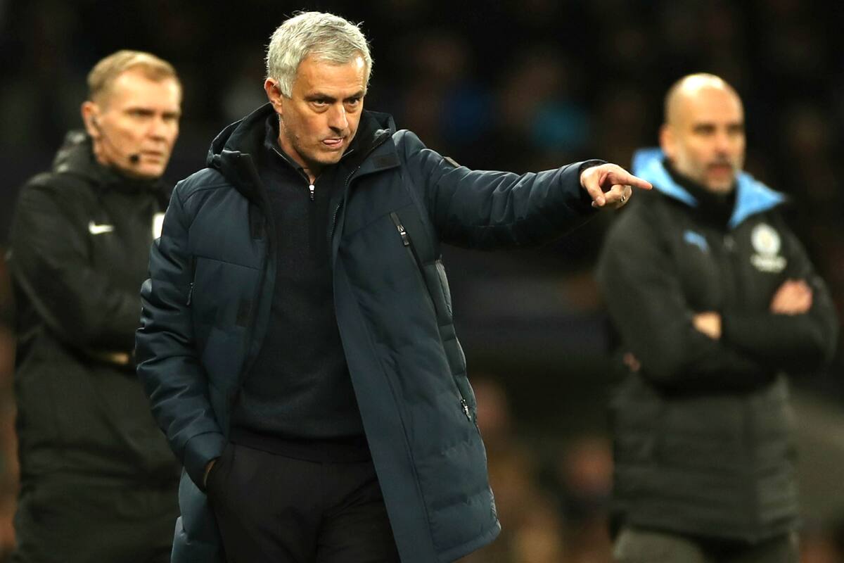 En el clásico de los entrenadores, Mourinho venció a Guardiola