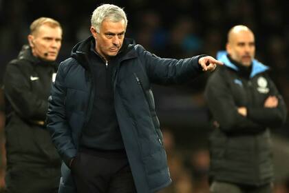 En el clásico de los entrenadores, Mourinho venció a Guardiola