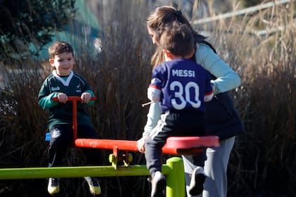 En el club Los Cardos suele encontrarse a jugar con sus 12 primitos