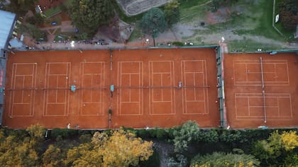 En el Club Uncas no solo se enfocan en el desarrollo técnico de los jugadores, sino también en su formación integral, promoviendo valores como la disciplina, el trabajo en equipo y la perseverancia.