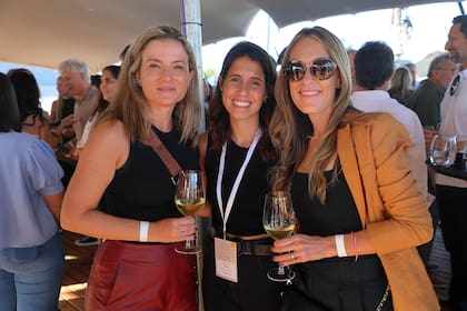 En el cóctel de inauguración de Experiencia Living 2026, Milena Gerhardt; Jimena Fuentes, de IDEA Iluminación, uno de los sponsors de la muestra, y la arquitecta Paola Zuquetto Dockhorn.