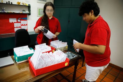 En el Colegio Belgrano Uno, en Núñez, la rectora dijo que, antes, los chicos pasaban los recreos mirando el celular y ahora se quedan conversando