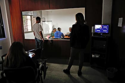 En el Colegio de Abogados de San Isidro, los menores condenados dialogan con un equipo interdisciplinario
