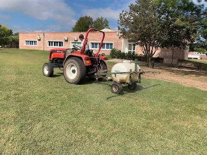En el colegio Los Robles se decidió recurrir a la fumigación semanal de sus dos sedes para evitar contagios de dengue.