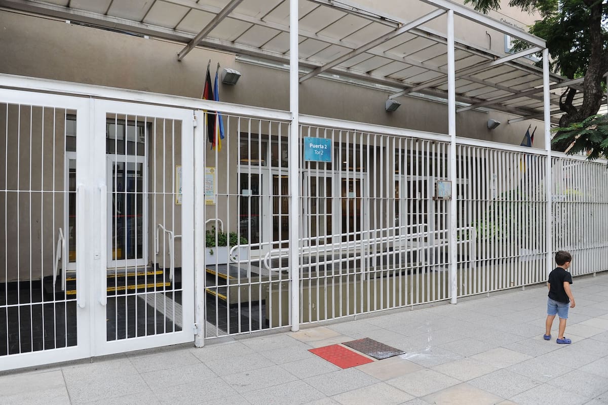 En el Colegio Pestalozzi, un grupo llegado de Alemania quedó en cuarentena
