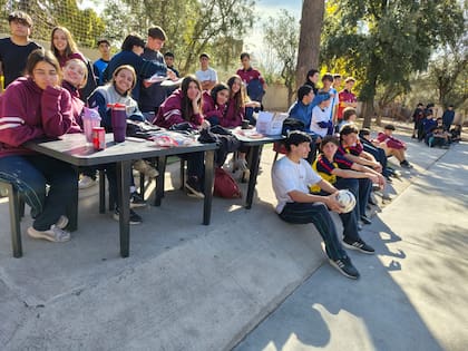 En el Colegio San Nicolas, la medida fue intensificada tras evidenciar que, incluso con restricciones en el aula, los alumnos seguían usando el móvil en los recreos, afectando la convivencia
