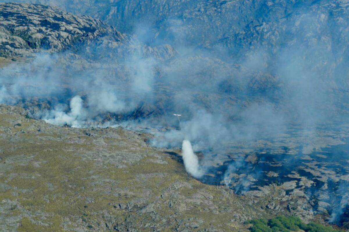 En el combate del fuego, intervienen seis aviones hidrantes y tres helicópteros