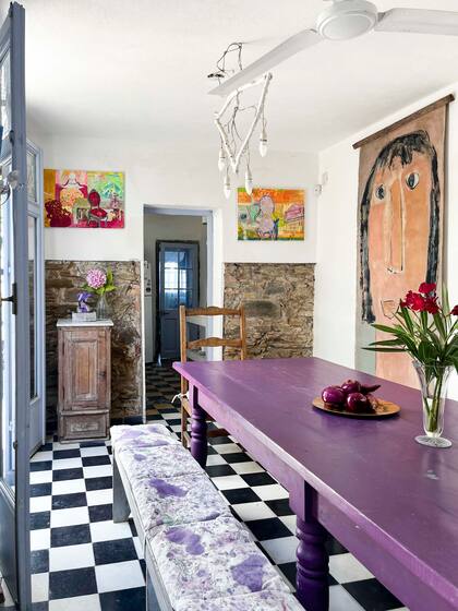 En el comedor de la casa de la artista plástica Alicia Goñi en La Pedrera, la mesa fue comprada en un remate y pintada de un violeta intenso por la artista.