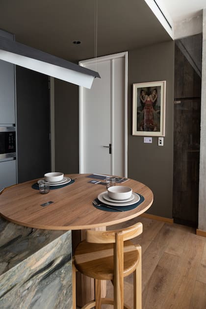 En el comedor del Loft a cargo de MADO estudio, se optó por un tono neutro para la pared en consonancia con la piedra cuarcita de la isla y el mobiliario