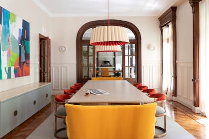 En el comedor formal, ubicar sillones dobles en las cabeceras permitió reducir la cantidad de sillas sin resignar lugares. Vistiendo los ventanales, livianas gasas de lino para que pase la mayor cantidad posible de luz.