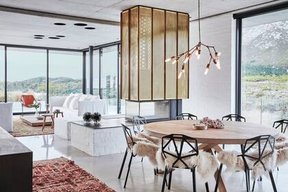 En el comedor, mesa a medida (James Mudge) iluminada por una lámpara colgante de la talentosa Lindsey Adelman. Sillas de Konstantin Grcic para la firma italiana Magis.