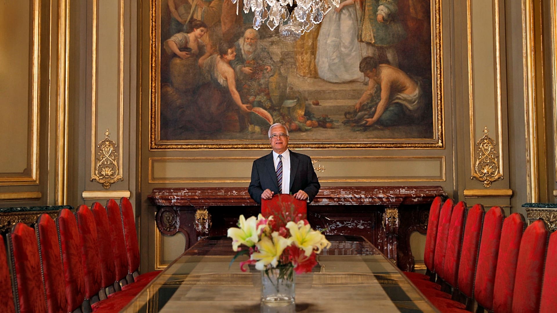 La doble escalera central es la que recibe a los invitados que ingresan al Palacio Bosch