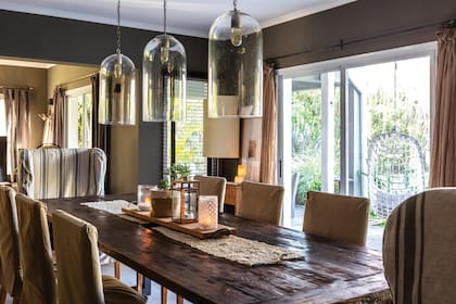En el comedor, que tiene conexión directa con la galería, las lámparas cuelgan a 60 cm de la mesa. La altura ideal.
