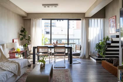En el comedor, sillas ‘Cesca’ (Michael Thonet), clásico moderno de Marcel Breuer, ideal cuando se busca liviandad y transparencia.