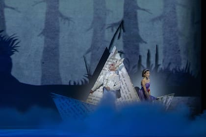 En el comienzo del viaje, en un barquito de papel, el Conejo (Juan Pablo Ledo) es guía y cómplice por el País de las Maravillas