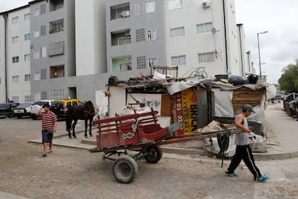 En el complejo Padre Mujica, adonde se mudaron vecinos del Riachuelo, hay numerosos cartoneros. Hoy una Unidad Ejecutora Especial Temporaria se ocupa de "las distintas acciones conducentes a la organización de la urbanización", entre otros aspectos de incierta realización.