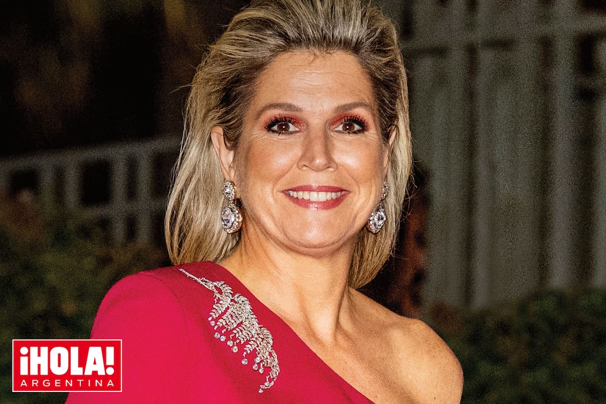 En el concierto que ofrecieron en honor a la presidenta Sakellaropoulou, la Reina iluminó la noche griega con un traje bordó de un solo hombro firmado por Claes Iversen, los pendientes de diamantes de la reina Guillermina –lucían impresionantes con su peinado para atrás– y el broche de diamantes con forma de horquilla de la reina Emma.