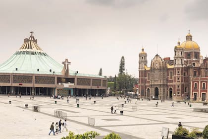 En el conjunto religioso del Tepeyac, también llamado Villa Guadalupe, conviven la antigua basílica de 1709, con la actual, inaugurada en 1976.