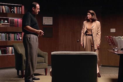En el consultorio; una imagen de la primera sesión de Tony Soprano (Gandolfini) y la Dra. Jennifer Melfi (Bracco)