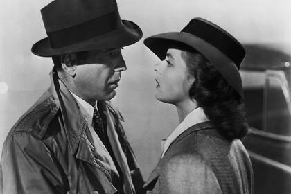 En el contexto de la Segunda Guerra Mundial, Casablanca presenta un romance legendario