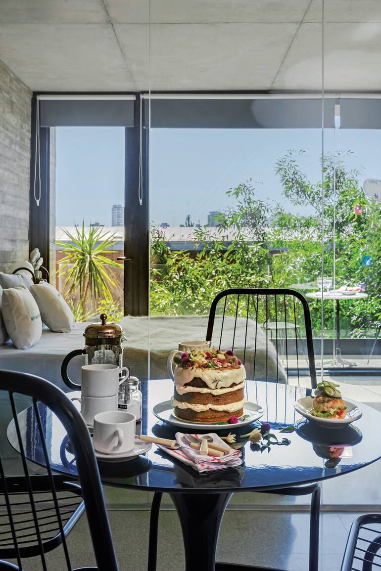En el corazón de Palermo Hollywood, este monoambiente de hormigón y vidrio es la ventana desde la cual huéspedes de todo el mundo se asoman sin interrupciones al ritmo vibrante del barrio y la ciudad.