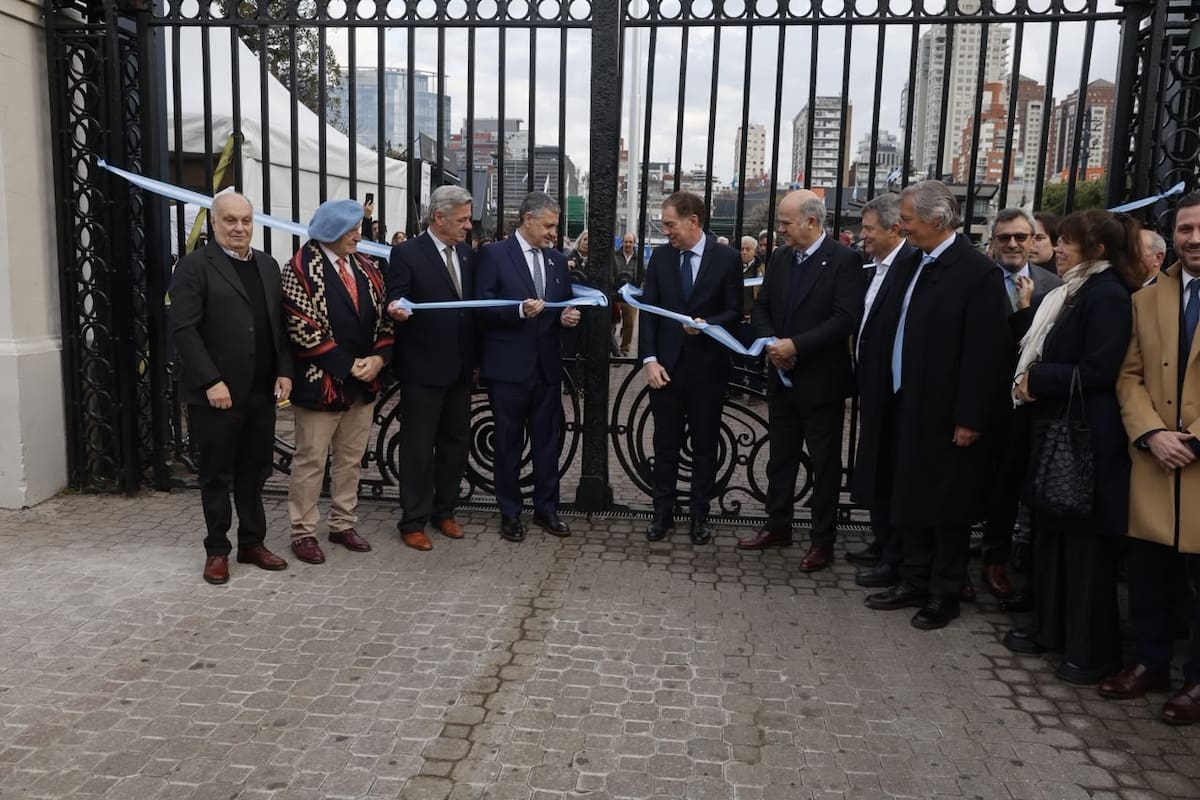 En el corte de cintas, Hernán Lombardi, ministro de Desarrollo Económico de la Ciudad Autónoma de Buenos Aires; Raúl Etchebehere, secretario de la Sociedad Rural Argentina (SRA); Nicolás Pino, presidente de la SRA, Jorge Macri, jefe de Gobierno porteño; Diego Santilli, jefe de Gabinete de la Nación, Sergio Iraeta, secretario de Agricultura, Alejandro Elsztain, vicepresidente de La Rural SA, Marcos Pereda, vicepresidente de la SRA, y Eloísa Frederking, vicepresidenta segunda de la SRA