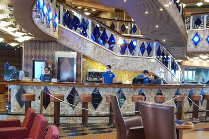 En el Costa Fabolosa solo quedan 130 argentinos y siete uruguayos