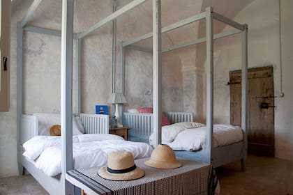 En el cuarto de huéspedes son pocos y sencillos, en esa parte de la casa se imponen las arcadas centenarias y las puertas antiguas de madera maciza.
