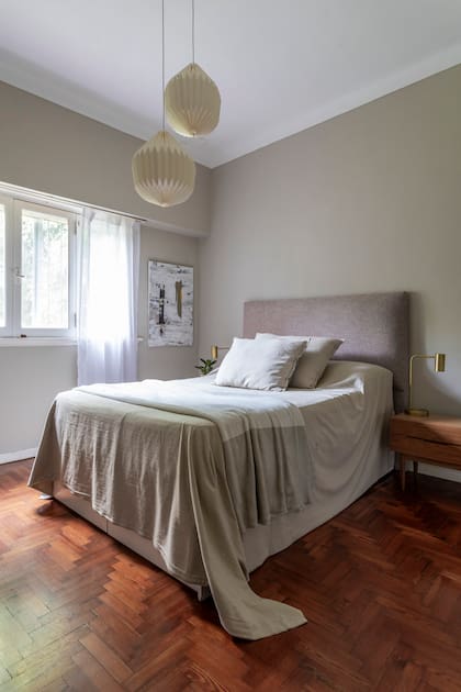 En el cuarto de Javier, paredes en tono ‘Arena Blanca’ (Alba), ropa de cama (Landmark), respaldo (IO Disano), mesas de noche (Muebles Compadritos), lámparas de noche (Target). Lámparas de techo (Mercado Libre). Obra de arte (realizada por Rodrigo).