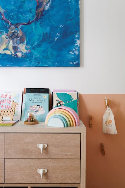 En el cuarto de la hija de la arquitecta Camila Monge, la pintura supera apenas la cómoda.
