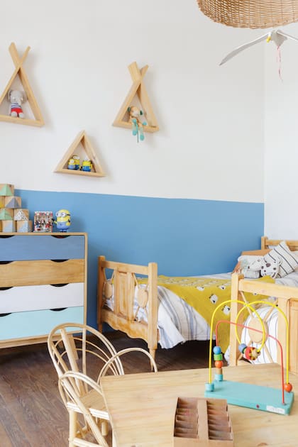 En el cuarto de Marcos y Antonio, camas heredadas y restauradas (Casa Pastel). Cestos de palma (Paysana Deco). Cómoda (ModulZeta). Juego de mesa y sillas (Puerto de Frutos).