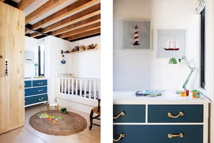 El dormitorio se ambientó con estilo náutico. Tiene una cuna laqueada blanca, una cómoda del mismo color con cajones en azul (Refresh Home) y una alfombra de yute.