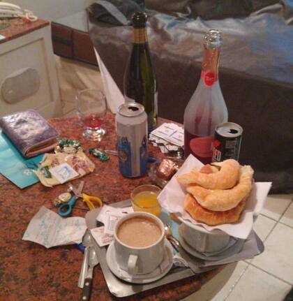 En el cuarto había restos de comida, alcohol y ropa