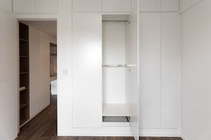 En el cuarto, mueble de piso a techo con rebordes para abrir las puertas.