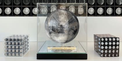 En el cubo central, la escultura de la Luna de Jeff Koons enviada al satélite terrestre